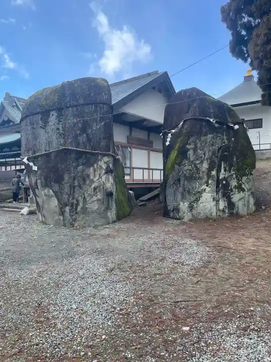 三ツ石神社の{uncategorized: "未分類", other: "その他", undefined: "問題あり", building: "その他建物", grave: "お墓", sacred_gate: "鳥居", guardian: "狛犬", statue: "像", buddha: "仏像", history: "歴史", nature: "自然", garden: "庭園", animal: "動物", pagoda: "塔", temizu: "手水舎", mountain_gate: "山門・神門", sanctuary: "本殿・本堂", subordinate: "末社・摂社", art: "芸術", scenery: "景色", jizo: "地蔵", ema: "絵馬", goshuin: "御朱印", omikuji: "おみくじ", items: "授与品その他", amulet: "お守り", goshuincho: "御朱印帳", eats: "食事", festival: "お祭り", votive_dance: "神楽", shichigosan: "七五三参", wedding: "結婚式", experience: "体験その他", initially: "初詣", around: "周辺", anti_infection: "感染症対策"}