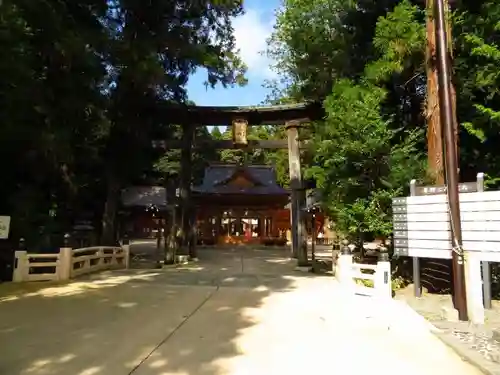 穂高神社本宮の鳥居