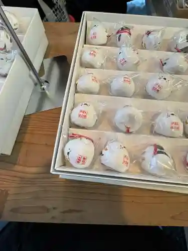 札幌諏訪神社の{uncategorized: "未分類", other: "その他", undefined: "問題あり", building: "その他建物", grave: "お墓", sacred_gate: "鳥居", guardian: "狛犬", statue: "像", buddha: "仏像", history: "歴史", nature: "自然", garden: "庭園", animal: "動物", pagoda: "塔", temizu: "手水舎", mountain_gate: "山門・神門", sanctuary: "本殿・本堂", subordinate: "末社・摂社", art: "芸術", scenery: "景色", jizo: "地蔵", ema: "絵馬", goshuin: "御朱印", omikuji: "おみくじ", items: "授与品その他", amulet: "お守り", goshuincho: "御朱印帳", eats: "食事", festival: "お祭り", votive_dance: "神楽", shichigosan: "七五三参", wedding: "結婚式", experience: "体験その他", initially: "初詣", around: "周辺", anti_infection: "感染症対策"}