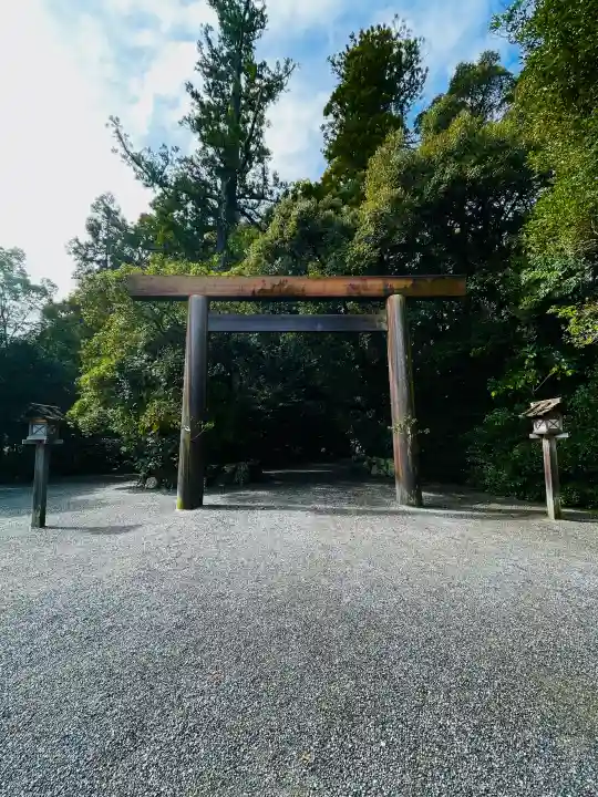 伊勢神宮外宮(豊受大神宮)の{uncategorized: "未分類", other: "その他", undefined: "問題あり", building: "その他建物", grave: "お墓", sacred_gate: "鳥居", guardian: "狛犬", statue: "像", buddha: "仏像", history: "歴史", nature: "自然", garden: "庭園", animal: "動物", pagoda: "塔", temizu: "手水舎", mountain_gate: "山門・神門", sanctuary: "本殿・本堂", subordinate: "末社・摂社", art: "芸術", scenery: "景色", jizo: "地蔵", ema: "絵馬", goshuin: "御朱印", omikuji: "おみくじ", items: "授与品その他", amulet: "お守り", goshuincho: "御朱印帳", eats: "食事", festival: "お祭り", votive_dance: "神楽", shichigosan: "七五三参", wedding: "結婚式", experience: "体験その他", initially: "初詣", around: "周辺", anti_infection: "感染症対策"}