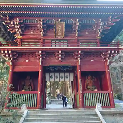 御岩神社の山門・神門