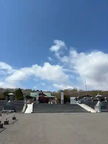 樽前山神社の{uncategorized: "未分類", other: "その他", undefined: "問題あり", building: "その他建物", grave: "お墓", sacred_gate: "鳥居", guardian: "狛犬", statue: "像", buddha: "仏像", history: "歴史", nature: "自然", garden: "庭園", animal: "動物", pagoda: "塔", temizu: "手水舎", mountain_gate: "山門・神門", sanctuary: "本殿・本堂", subordinate: "末社・摂社", art: "芸術", scenery: "景色", jizo: "地蔵", ema: "絵馬", goshuin: "御朱印", omikuji: "おみくじ", items: "授与品その他", amulet: "お守り", goshuincho: "御朱印帳", eats: "食事", festival: "お祭り", votive_dance: "神楽", shichigosan: "七五三参", wedding: "結婚式", experience: "体験その他", initially: "初詣", around: "周辺", anti_infection: "感染症対策"}