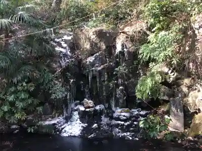 中山鳥瀧神社の{uncategorized: "未分類", other: "その他", undefined: "問題あり", building: "その他建物", grave: "お墓", sacred_gate: "鳥居", guardian: "狛犬", statue: "像", buddha: "仏像", history: "歴史", nature: "自然", garden: "庭園", animal: "動物", pagoda: "塔", temizu: "手水舎", mountain_gate: "山門・神門", sanctuary: "本殿・本堂", subordinate: "末社・摂社", art: "芸術", scenery: "景色", jizo: "地蔵", ema: "絵馬", goshuin: "御朱印", omikuji: "おみくじ", items: "授与品その他", amulet: "お守り", goshuincho: "御朱印帳", eats: "食事", festival: "お祭り", votive_dance: "神楽", shichigosan: "七五三参", wedding: "結婚式", experience: "体験その他", initially: "初詣", around: "周辺", anti_infection: "感染症対策"}