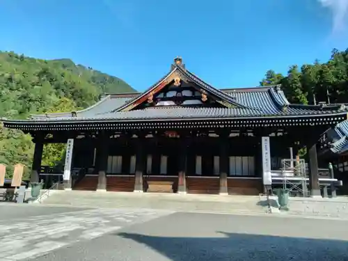 久遠寺の本殿・本堂