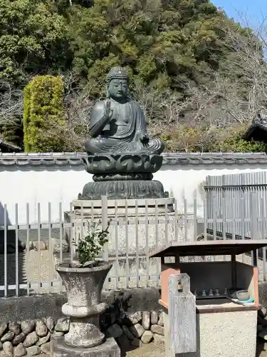 粉河寺の{uncategorized: "未分類", other: "その他", undefined: "問題あり", building: "その他建物", grave: "お墓", sacred_gate: "鳥居", guardian: "狛犬", statue: "像", buddha: "仏像", history: "歴史", nature: "自然", garden: "庭園", animal: "動物", pagoda: "塔", temizu: "手水舎", mountain_gate: "山門・神門", sanctuary: "本殿・本堂", subordinate: "末社・摂社", art: "芸術", scenery: "景色", jizo: "地蔵", ema: "絵馬", goshuin: "御朱印", omikuji: "おみくじ", items: "授与品その他", amulet: "お守り", goshuincho: "御朱印帳", eats: "食事", festival: "お祭り", votive_dance: "神楽", shichigosan: "七五三参", wedding: "結婚式", experience: "体験その他", initially: "初詣", around: "周辺", anti_infection: "感染症対策"}