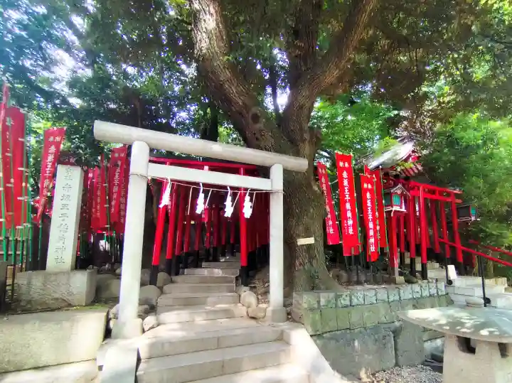 赤坂王子稲荷神社の{uncategorized: "未分類", other: "その他", undefined: "問題あり", building: "その他建物", grave: "お墓", sacred_gate: "鳥居", guardian: "狛犬", statue: "像", buddha: "仏像", history: "歴史", nature: "自然", garden: "庭園", animal: "動物", pagoda: "塔", temizu: "手水舎", mountain_gate: "山門・神門", sanctuary: "本殿・本堂", subordinate: "末社・摂社", art: "芸術", scenery: "景色", jizo: "地蔵", ema: "絵馬", goshuin: "御朱印", omikuji: "おみくじ", items: "授与品その他", amulet: "お守り", goshuincho: "御朱印帳", eats: "食事", festival: "お祭り", votive_dance: "神楽", shichigosan: "七五三参", wedding: "結婚式", experience: "体験その他", initially: "初詣", around: "周辺", anti_infection: "感染症対策"}