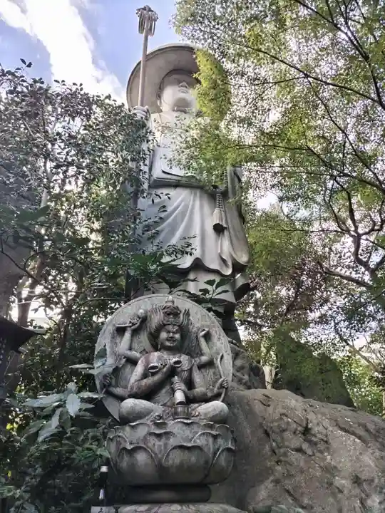 玉眞院玉川大師の像