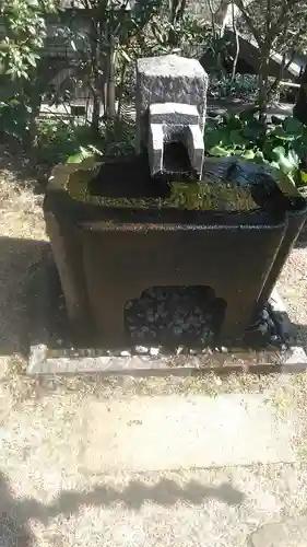 猫神社の手水舎