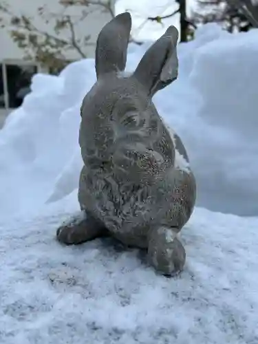 彌彦神社　(伊夜日子神社)の{uncategorized: "未分類", other: "その他", undefined: "問題あり", building: "その他建物", grave: "お墓", sacred_gate: "鳥居", guardian: "狛犬", statue: "像", buddha: "仏像", history: "歴史", nature: "自然", garden: "庭園", animal: "動物", pagoda: "塔", temizu: "手水舎", mountain_gate: "山門・神門", sanctuary: "本殿・本堂", subordinate: "末社・摂社", art: "芸術", scenery: "景色", jizo: "地蔵", ema: "絵馬", goshuin: "御朱印", omikuji: "おみくじ", items: "授与品その他", amulet: "お守り", goshuincho: "御朱印帳", eats: "食事", festival: "お祭り", votive_dance: "神楽", shichigosan: "七五三参", wedding: "結婚式", experience: "体験その他", initially: "初詣", around: "周辺", anti_infection: "感染症対策"}
