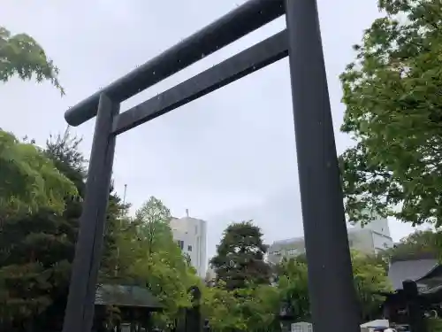 四柱神社の{uncategorized: "未分類", other: "その他", undefined: "問題あり", building: "その他建物", grave: "お墓", sacred_gate: "鳥居", guardian: "狛犬", statue: "像", buddha: "仏像", history: "歴史", nature: "自然", garden: "庭園", animal: "動物", pagoda: "塔", temizu: "手水舎", mountain_gate: "山門・神門", sanctuary: "本殿・本堂", subordinate: "末社・摂社", art: "芸術", scenery: "景色", jizo: "地蔵", ema: "絵馬", goshuin: "御朱印", omikuji: "おみくじ", items: "授与品その他", amulet: "お守り", goshuincho: "御朱印帳", eats: "食事", festival: "お祭り", votive_dance: "神楽", shichigosan: "七五三参", wedding: "結婚式", experience: "体験その他", initially: "初詣", around: "周辺", anti_infection: "感染症対策"}