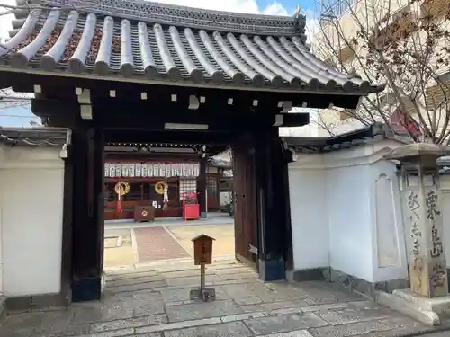 粟嶋堂宗徳寺の山門