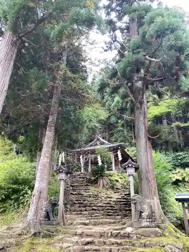 真山神社の本殿