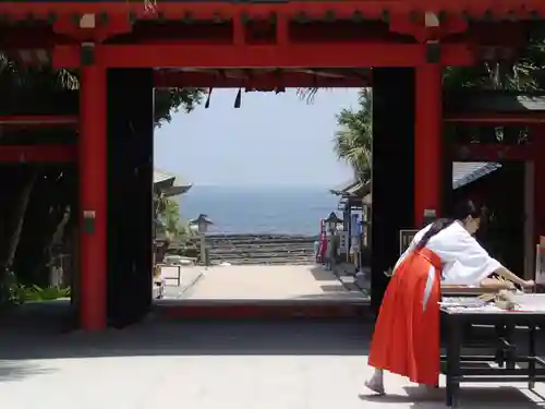 青島神社（青島神宮）の山門