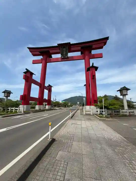 彌彦神社の{uncategorized: "未分類", other: "その他", undefined: "問題あり", building: "その他建物", grave: "お墓", sacred_gate: "鳥居", guardian: "狛犬", statue: "像", buddha: "仏像", history: "歴史", nature: "自然", garden: "庭園", animal: "動物", pagoda: "塔", temizu: "手水舎", mountain_gate: "山門・神門", sanctuary: "本殿・本堂", subordinate: "末社・摂社", art: "芸術", scenery: "景色", jizo: "地蔵", ema: "絵馬", goshuin: "御朱印", omikuji: "おみくじ", items: "授与品その他", amulet: "お守り", goshuincho: "御朱印帳", eats: "食事", festival: "お祭り", votive_dance: "神楽", shichigosan: "七五三参", wedding: "結婚式", experience: "体験その他", initially: "初詣", around: "周辺", anti_infection: "感染症対策"}