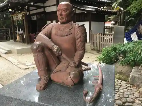 安居神社の像