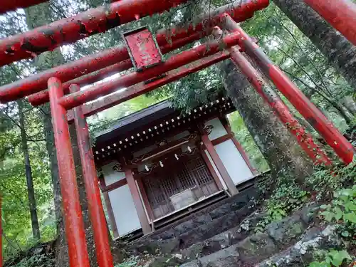 稲荷社（忍野八海　出口池）の本殿・本堂