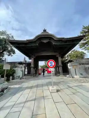 豊川閣　妙厳寺の山門・神門