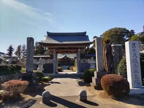 龍泉院の山門