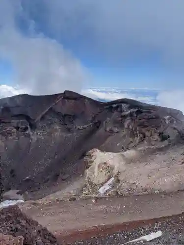 富士山頂上浅間大社奥宮の景色