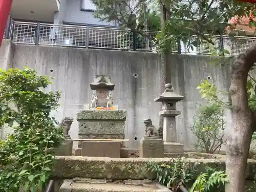 狸穴稲荷社の{uncategorized: "未分類", other: "その他", undefined: "問題あり", building: "その他建物", grave: "お墓", sacred_gate: "鳥居", guardian: "狛犬", statue: "像", buddha: "仏像", history: "歴史", nature: "自然", garden: "庭園", animal: "動物", pagoda: "塔", temizu: "手水舎", mountain_gate: "山門・神門", sanctuary: "本殿・本堂", subordinate: "末社・摂社", art: "芸術", scenery: "景色", jizo: "地蔵", ema: "絵馬", goshuin: "御朱印", omikuji: "おみくじ", items: "授与品その他", amulet: "お守り", goshuincho: "御朱印帳", eats: "食事", festival: "お祭り", votive_dance: "神楽", shichigosan: "七五三参", wedding: "結婚式", experience: "体験その他", initially: "初詣", around: "周辺", anti_infection: "感染症対策"}