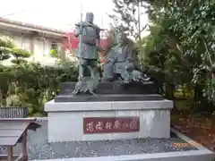 闘鶏神社の像