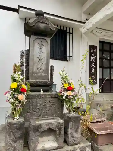 本光寺の{uncategorized: "未分類", other: "その他", undefined: "問題あり", building: "その他建物", grave: "お墓", sacred_gate: "鳥居", guardian: "狛犬", statue: "像", buddha: "仏像", history: "歴史", nature: "自然", garden: "庭園", animal: "動物", pagoda: "塔", temizu: "手水舎", mountain_gate: "山門・神門", sanctuary: "本殿・本堂", subordinate: "末社・摂社", art: "芸術", scenery: "景色", jizo: "地蔵", ema: "絵馬", goshuin: "御朱印", omikuji: "おみくじ", items: "授与品その他", amulet: "お守り", goshuincho: "御朱印帳", eats: "食事", festival: "お祭り", votive_dance: "神楽", shichigosan: "七五三参", wedding: "結婚式", experience: "体験その他", initially: "初詣", around: "周辺", anti_infection: "感染症対策"}