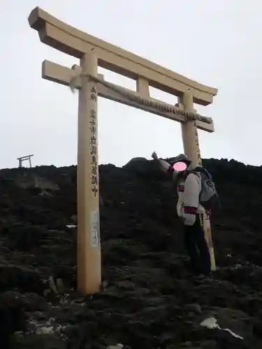 富士山頂上浅間大社奥宮の鳥居