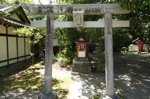 奈良豆比古神社の末社