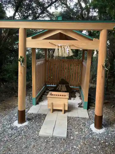 伊射波神社の{uncategorized: "未分類", other: "その他", undefined: "問題あり", building: "その他建物", grave: "お墓", sacred_gate: "鳥居", guardian: "狛犬", statue: "像", buddha: "仏像", history: "歴史", nature: "自然", garden: "庭園", animal: "動物", pagoda: "塔", temizu: "手水舎", mountain_gate: "山門・神門", sanctuary: "本殿・本堂", subordinate: "末社・摂社", art: "芸術", scenery: "景色", jizo: "地蔵", ema: "絵馬", goshuin: "御朱印", omikuji: "おみくじ", items: "授与品その他", amulet: "お守り", goshuincho: "御朱印帳", eats: "食事", festival: "お祭り", votive_dance: "神楽", shichigosan: "七五三参", wedding: "結婚式", experience: "体験その他", initially: "初詣", around: "周辺", anti_infection: "感染症対策"}