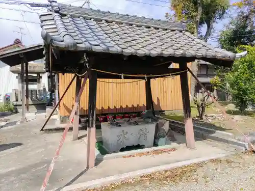 八劔社（石仏）の手水舎