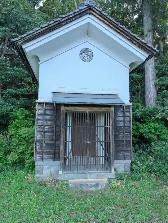 天津神社の{uncategorized: "未分類", other: "その他", undefined: "問題あり", building: "その他建物", grave: "お墓", sacred_gate: "鳥居", guardian: "狛犬", statue: "像", buddha: "仏像", history: "歴史", nature: "自然", garden: "庭園", animal: "動物", pagoda: "塔", temizu: "手水舎", mountain_gate: "山門・神門", sanctuary: "本殿・本堂", subordinate: "末社・摂社", art: "芸術", scenery: "景色", jizo: "地蔵", ema: "絵馬", goshuin: "御朱印", omikuji: "おみくじ", items: "授与品その他", amulet: "お守り", goshuincho: "御朱印帳", eats: "食事", festival: "お祭り", votive_dance: "神楽", shichigosan: "七五三参", wedding: "結婚式", experience: "体験その他", initially: "初詣", around: "周辺", anti_infection: "感染症対策"}