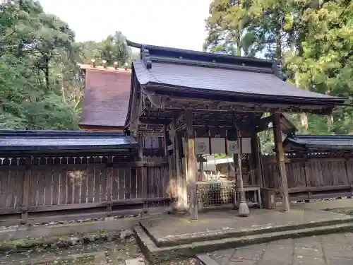 若狭彦神社（上社）の{uncategorized: "未分類", other: "その他", undefined: "問題あり", building: "その他建物", grave: "お墓", sacred_gate: "鳥居", guardian: "狛犬", statue: "像", buddha: "仏像", history: "歴史", nature: "自然", garden: "庭園", animal: "動物", pagoda: "塔", temizu: "手水舎", mountain_gate: "山門・神門", sanctuary: "本殿・本堂", subordinate: "末社・摂社", art: "芸術", scenery: "景色", jizo: "地蔵", ema: "絵馬", goshuin: "御朱印", omikuji: "おみくじ", items: "授与品その他", amulet: "お守り", goshuincho: "御朱印帳", eats: "食事", festival: "お祭り", votive_dance: "神楽", shichigosan: "七五三参", wedding: "結婚式", experience: "体験その他", initially: "初詣", around: "周辺", anti_infection: "感染症対策"}