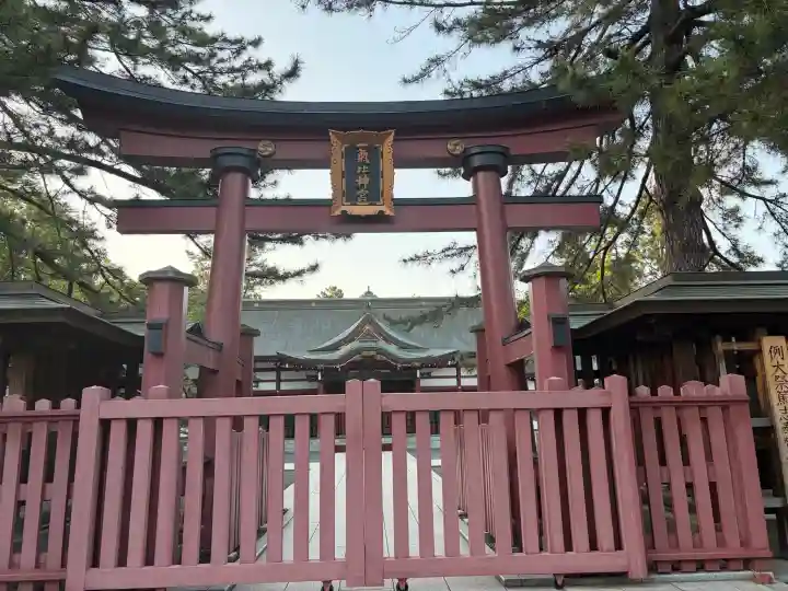 氣比神宮の{uncategorized: "未分類", other: "その他", undefined: "問題あり", building: "その他建物", grave: "お墓", sacred_gate: "鳥居", guardian: "狛犬", statue: "像", buddha: "仏像", history: "歴史", nature: "自然", garden: "庭園", animal: "動物", pagoda: "塔", temizu: "手水舎", mountain_gate: "山門・神門", sanctuary: "本殿・本堂", subordinate: "末社・摂社", art: "芸術", scenery: "景色", jizo: "地蔵", ema: "絵馬", goshuin: "御朱印", omikuji: "おみくじ", items: "授与品その他", amulet: "お守り", goshuincho: "御朱印帳", eats: "食事", festival: "お祭り", votive_dance: "神楽", shichigosan: "七五三参", wedding: "結婚式", experience: "体験その他", initially: "初詣", around: "周辺", anti_infection: "感染症対策"}