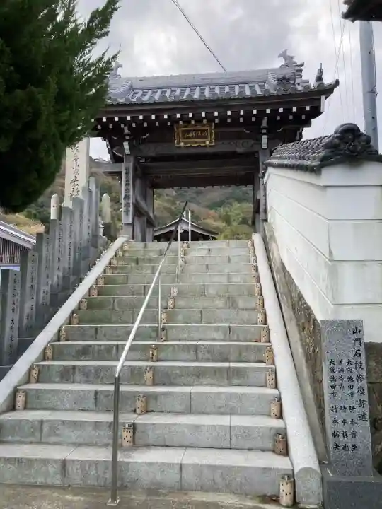 出釋迦寺の{uncategorized: "未分類", other: "その他", undefined: "問題あり", building: "その他建物", grave: "お墓", sacred_gate: "鳥居", guardian: "狛犬", statue: "像", buddha: "仏像", history: "歴史", nature: "自然", garden: "庭園", animal: "動物", pagoda: "塔", temizu: "手水舎", mountain_gate: "山門・神門", sanctuary: "本殿・本堂", subordinate: "末社・摂社", art: "芸術", scenery: "景色", jizo: "地蔵", ema: "絵馬", goshuin: "御朱印", omikuji: "おみくじ", items: "授与品その他", amulet: "お守り", goshuincho: "御朱印帳", eats: "食事", festival: "お祭り", votive_dance: "神楽", shichigosan: "七五三参", wedding: "結婚式", experience: "体験その他", initially: "初詣", around: "周辺", anti_infection: "感染症対策"}