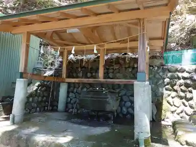 高根白山神社の手水舎