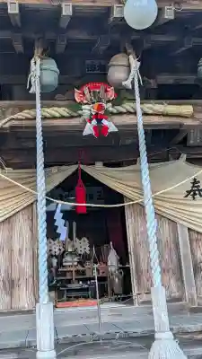 三日月神社の{uncategorized: "未分類", other: "その他", undefined: "問題あり", building: "その他建物", grave: "お墓", sacred_gate: "鳥居", guardian: "狛犬", statue: "像", buddha: "仏像", history: "歴史", nature: "自然", garden: "庭園", animal: "動物", pagoda: "塔", temizu: "手水舎", mountain_gate: "山門・神門", sanctuary: "本殿・本堂", subordinate: "末社・摂社", art: "芸術", scenery: "景色", jizo: "地蔵", ema: "絵馬", goshuin: "御朱印", omikuji: "おみくじ", items: "授与品その他", amulet: "お守り", goshuincho: "御朱印帳", eats: "食事", festival: "お祭り", votive_dance: "神楽", shichigosan: "七五三参", wedding: "結婚式", experience: "体験その他", initially: "初詣", around: "周辺", anti_infection: "感染症対策"}