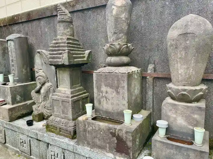 花岳院の{uncategorized: "未分類", other: "その他", undefined: "問題あり", building: "その他建物", grave: "お墓", sacred_gate: "鳥居", guardian: "狛犬", statue: "像", buddha: "仏像", history: "歴史", nature: "自然", garden: "庭園", animal: "動物", pagoda: "塔", temizu: "手水舎", mountain_gate: "山門・神門", sanctuary: "本殿・本堂", subordinate: "末社・摂社", art: "芸術", scenery: "景色", jizo: "地蔵", ema: "絵馬", goshuin: "御朱印", omikuji: "おみくじ", items: "授与品その他", amulet: "お守り", goshuincho: "御朱印帳", eats: "食事", festival: "お祭り", votive_dance: "神楽", shichigosan: "七五三参", wedding: "結婚式", experience: "体験その他", initially: "初詣", around: "周辺", anti_infection: "感染症対策"}