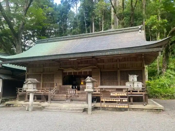 丹生川上神社(下社)の{uncategorized: "未分類", other: "その他", undefined: "問題あり", building: "その他建物", grave: "お墓", sacred_gate: "鳥居", guardian: "狛犬", statue: "像", buddha: "仏像", history: "歴史", nature: "自然", garden: "庭園", animal: "動物", pagoda: "塔", temizu: "手水舎", mountain_gate: "山門・神門", sanctuary: "本殿・本堂", subordinate: "末社・摂社", art: "芸術", scenery: "景色", jizo: "地蔵", ema: "絵馬", goshuin: "御朱印", omikuji: "おみくじ", items: "授与品その他", amulet: "お守り", goshuincho: "御朱印帳", eats: "食事", festival: "お祭り", votive_dance: "神楽", shichigosan: "七五三参", wedding: "結婚式", experience: "体験その他", initially: "初詣", around: "周辺", anti_infection: "感染症対策"}