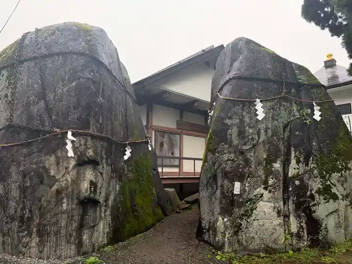 三ツ石神社(岩手県)