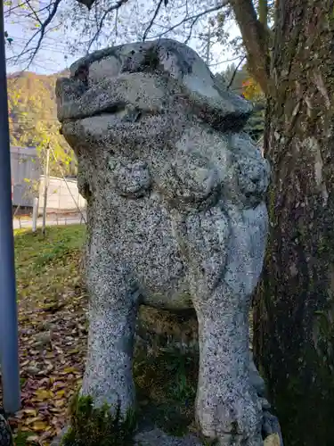 宇奈月神社の狛犬