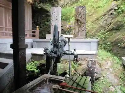 脳天大神龍王院の手水舎