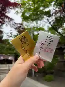 大人気で、頒布おやすみしていた
月と太陽のおみくじが復活して、本日から頒布開始です✨
袋の中にはおみくじと一緒に
それぞれに太陽と月の形のお守りが入っております。
一回300円で
社務所入ってすぐ右手にございます!
お参りの際にぜひ、引いてみてくださいませ👀
本日も素敵な1日になりますように!