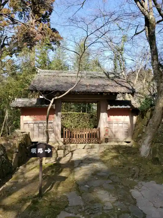金剛輪寺の{uncategorized: "未分類", other: "その他", undefined: "問題あり", building: "その他建物", grave: "お墓", sacred_gate: "鳥居", guardian: "狛犬", statue: "像", buddha: "仏像", history: "歴史", nature: "自然", garden: "庭園", animal: "動物", pagoda: "塔", temizu: "手水舎", mountain_gate: "山門・神門", sanctuary: "本殿・本堂", subordinate: "末社・摂社", art: "芸術", scenery: "景色", jizo: "地蔵", ema: "絵馬", goshuin: "御朱印", omikuji: "おみくじ", items: "授与品その他", amulet: "お守り", goshuincho: "御朱印帳", eats: "食事", festival: "お祭り", votive_dance: "神楽", shichigosan: "七五三参", wedding: "結婚式", experience: "体験その他", initially: "初詣", around: "周辺", anti_infection: "感染症対策"}