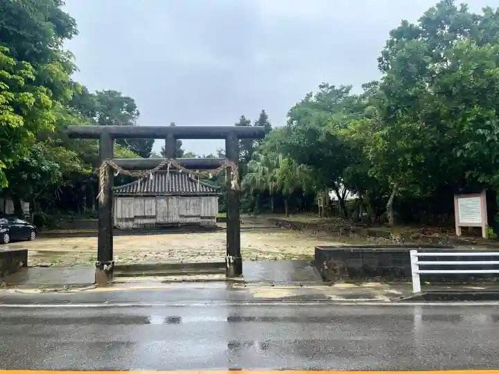 宮鳥御嶽の{uncategorized: "未分類", other: "その他", undefined: "問題あり", building: "その他建物", grave: "お墓", sacred_gate: "鳥居", guardian: "狛犬", statue: "像", buddha: "仏像", history: "歴史", nature: "自然", garden: "庭園", animal: "動物", pagoda: "塔", temizu: "手水舎", mountain_gate: "山門・神門", sanctuary: "本殿・本堂", subordinate: "末社・摂社", art: "芸術", scenery: "景色", jizo: "地蔵", ema: "絵馬", goshuin: "御朱印", omikuji: "おみくじ", items: "授与品その他", amulet: "お守り", goshuincho: "御朱印帳", eats: "食事", festival: "お祭り", votive_dance: "神楽", shichigosan: "七五三参", wedding: "結婚式", experience: "体験その他", initially: "初詣", around: "周辺", anti_infection: "感染症対策"}