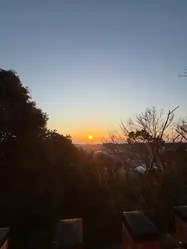 神倉神社（熊野速玉大社摂社）の{uncategorized: "未分類", other: "その他", undefined: "問題あり", building: "その他建物", grave: "お墓", sacred_gate: "鳥居", guardian: "狛犬", statue: "像", buddha: "仏像", history: "歴史", nature: "自然", garden: "庭園", animal: "動物", pagoda: "塔", temizu: "手水舎", mountain_gate: "山門・神門", sanctuary: "本殿・本堂", subordinate: "末社・摂社", art: "芸術", scenery: "景色", jizo: "地蔵", ema: "絵馬", goshuin: "御朱印", omikuji: "おみくじ", items: "授与品その他", amulet: "お守り", goshuincho: "御朱印帳", eats: "食事", festival: "お祭り", votive_dance: "神楽", shichigosan: "七五三参", wedding: "結婚式", experience: "体験その他", initially: "初詣", around: "周辺", anti_infection: "感染症対策"}