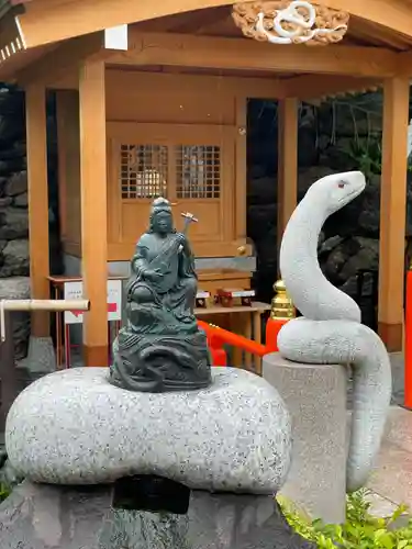 蛇窪神社の像