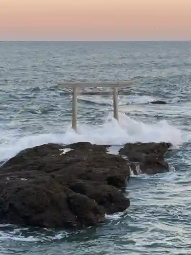 大洗磯前神社の{uncategorized: "未分類", other: "その他", undefined: "問題あり", building: "その他建物", grave: "お墓", sacred_gate: "鳥居", guardian: "狛犬", statue: "像", buddha: "仏像", history: "歴史", nature: "自然", garden: "庭園", animal: "動物", pagoda: "塔", temizu: "手水舎", mountain_gate: "山門・神門", sanctuary: "本殿・本堂", subordinate: "末社・摂社", art: "芸術", scenery: "景色", jizo: "地蔵", ema: "絵馬", goshuin: "御朱印", omikuji: "おみくじ", items: "授与品その他", amulet: "お守り", goshuincho: "御朱印帳", eats: "食事", festival: "お祭り", votive_dance: "神楽", shichigosan: "七五三参", wedding: "結婚式", experience: "体験その他", initially: "初詣", around: "周辺", anti_infection: "感染症対策"}