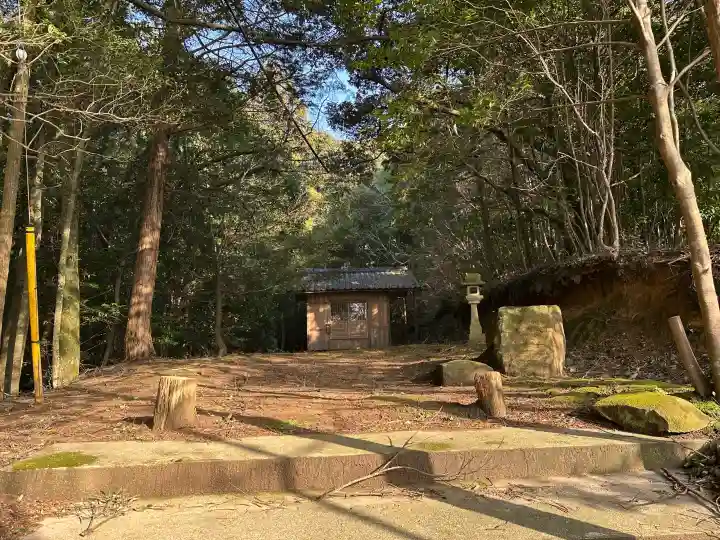 久多美神社の{uncategorized: "未分類", other: "その他", undefined: "問題あり", building: "その他建物", grave: "お墓", sacred_gate: "鳥居", guardian: "狛犬", statue: "像", buddha: "仏像", history: "歴史", nature: "自然", garden: "庭園", animal: "動物", pagoda: "塔", temizu: "手水舎", mountain_gate: "山門・神門", sanctuary: "本殿・本堂", subordinate: "末社・摂社", art: "芸術", scenery: "景色", jizo: "地蔵", ema: "絵馬", goshuin: "御朱印", omikuji: "おみくじ", items: "授与品その他", amulet: "お守り", goshuincho: "御朱印帳", eats: "食事", festival: "お祭り", votive_dance: "神楽", shichigosan: "七五三参", wedding: "結婚式", experience: "体験その他", initially: "初詣", around: "周辺", anti_infection: "感染症対策"}