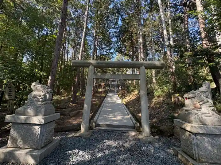 眞名井神社(籠神社奥宮)の{uncategorized: "未分類", other: "その他", undefined: "問題あり", building: "その他建物", grave: "お墓", sacred_gate: "鳥居", guardian: "狛犬", statue: "像", buddha: "仏像", history: "歴史", nature: "自然", garden: "庭園", animal: "動物", pagoda: "塔", temizu: "手水舎", mountain_gate: "山門・神門", sanctuary: "本殿・本堂", subordinate: "末社・摂社", art: "芸術", scenery: "景色", jizo: "地蔵", ema: "絵馬", goshuin: "御朱印", omikuji: "おみくじ", items: "授与品その他", amulet: "お守り", goshuincho: "御朱印帳", eats: "食事", festival: "お祭り", votive_dance: "神楽", shichigosan: "七五三参", wedding: "結婚式", experience: "体験その他", initially: "初詣", around: "周辺", anti_infection: "感染症対策"}