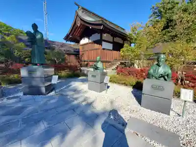 象山神社の像